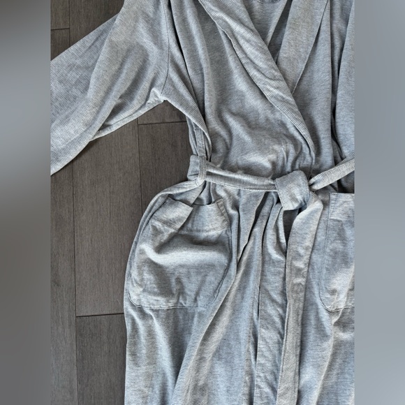 Men's Silver Hooded Robe - Picture 3 of 6